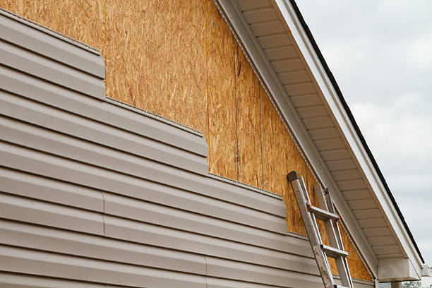 Professional Emergency Siding Repair technician working in Marietta, SC